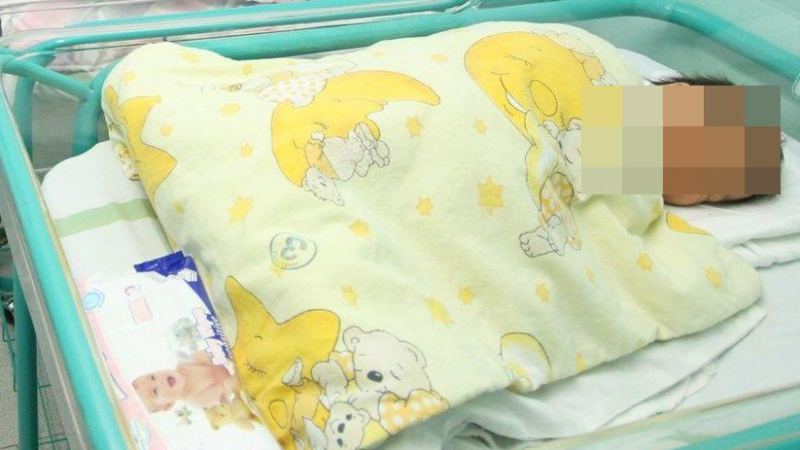 3-месечно бебе в кома, паднало от люлката си 