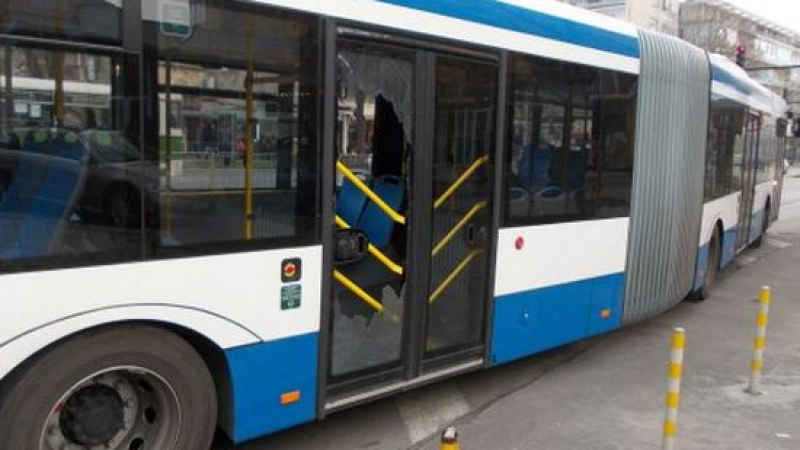 Такси счупи вратата на рейс във Варна 
