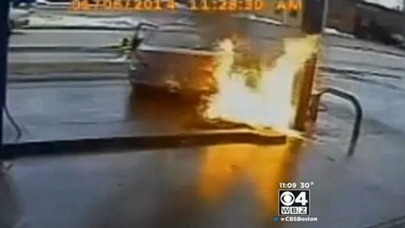 Пенсионер прегази бензинджия и опожари бензиноколонка с колата си (ВИДЕО)