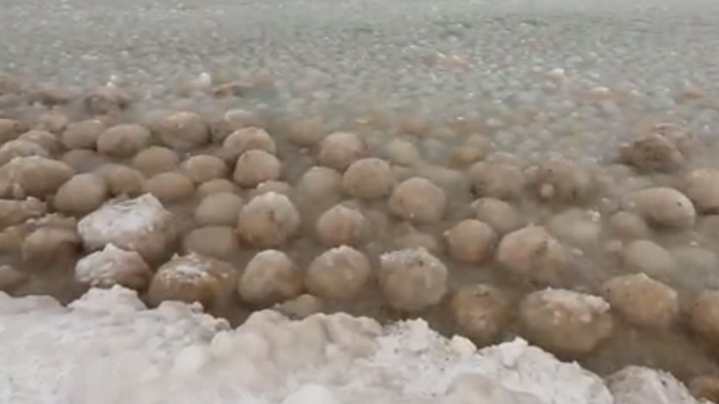 Ледени топки задръстиха езерото Мичиган (ВИДЕО)