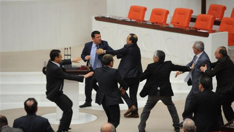 Бой в турския парламент – депутати се налагаха с юмруци заради закон (ВИДЕО)