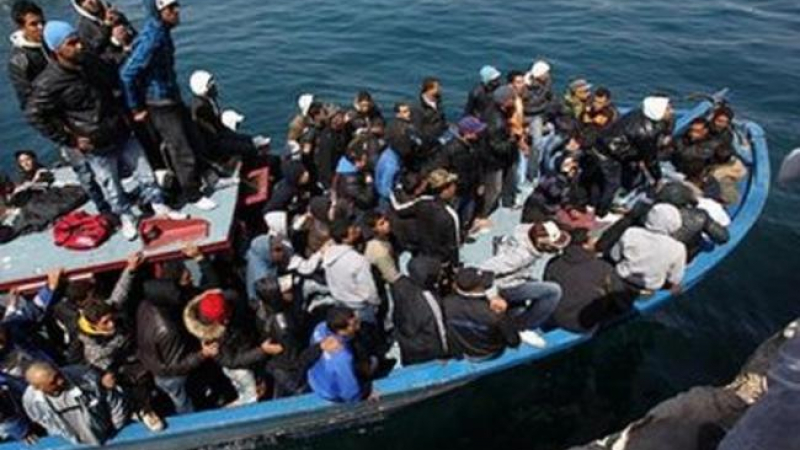 Моряци спасиха 200 бежанци
