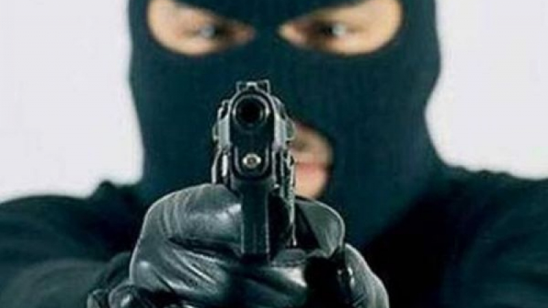 Екшън: Въоръжен мъж с тъмна кожа нападна магазин в „Обеля“ 