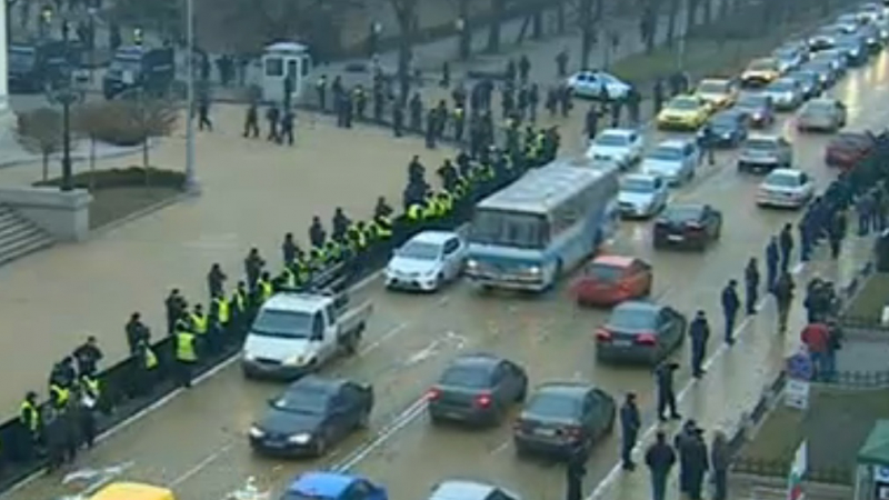 Първи парламентарен ден след ваканцията: Много полиция, малко протестиращи (СНИМКИ)