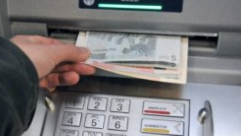 Развален банкомат щедро раздава пари
