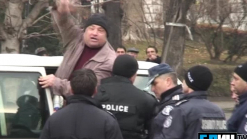 БЛИЦ TV: Арестуваха протестър и той изригна!