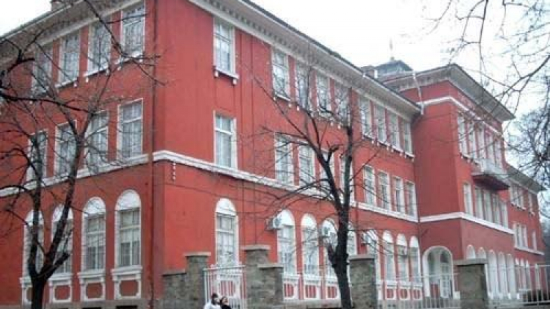 Сигнал за бомба опразни Търговската гимназия в Пловдив 
