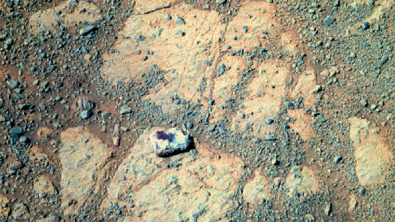 Нова загадка на Марс - камък се появи край неподвижен марсоход