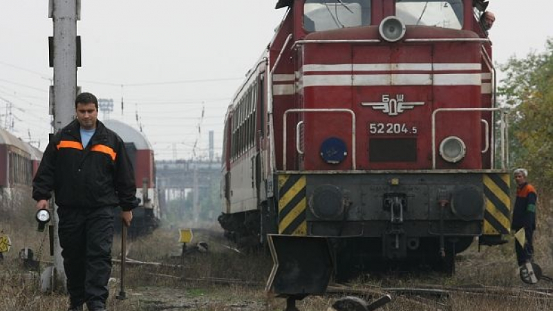 В мъглата: Влак прегази млада жена на жп прелез
