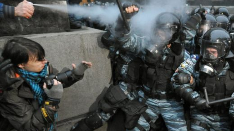 Безредиците в Киев продължават, ранени са над 30 полицаи (НА ЖИВО)