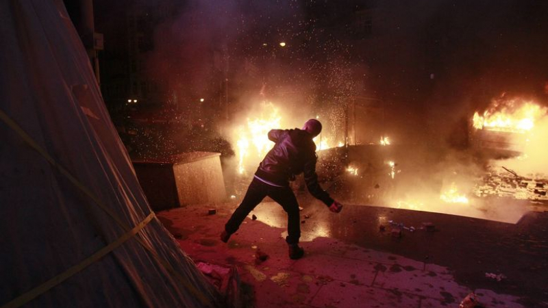 Киевските полицаи откриха огън по демонстрантите 