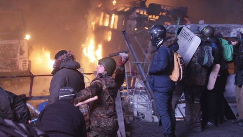 Милицията в Киев в настъпление с водни струи и сълзотворен газ 