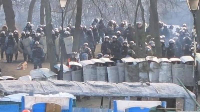 На живо в БЛИЦ: 20 хиляди униформени се струпаха на площад &quot;Независимост&quot; в Киев