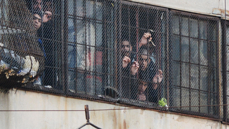 Само в БЛИЦ: Чужденец увисна на въжето в Софийския затвор