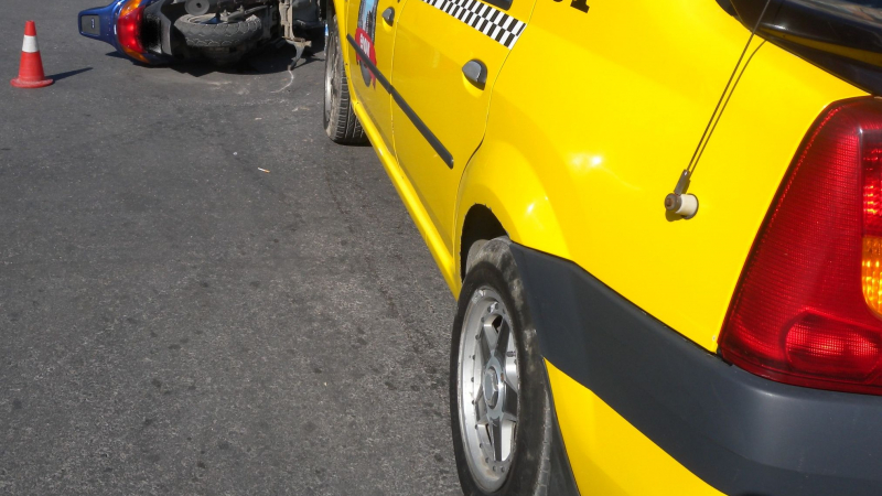 Мелетата на пътя продължават: Моторист се заби в такси!
