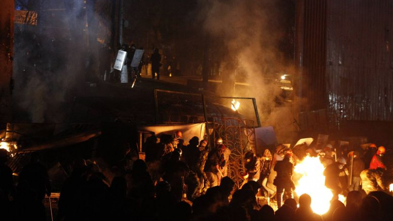 Автобуси горят отново в центъра на Киев (ВИДЕО)