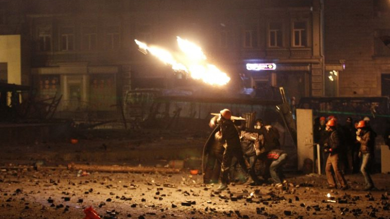 „Беркут“ причакват ранените активисти пред спешните отделения в Киев (НА ЖИВО)