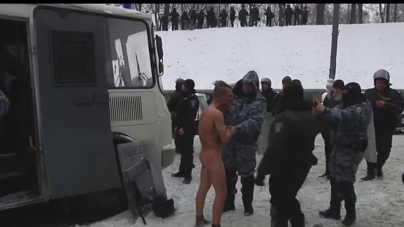 Спецченгета съблякоха чисто гол протестиращ в Киев (ВИДЕО)
