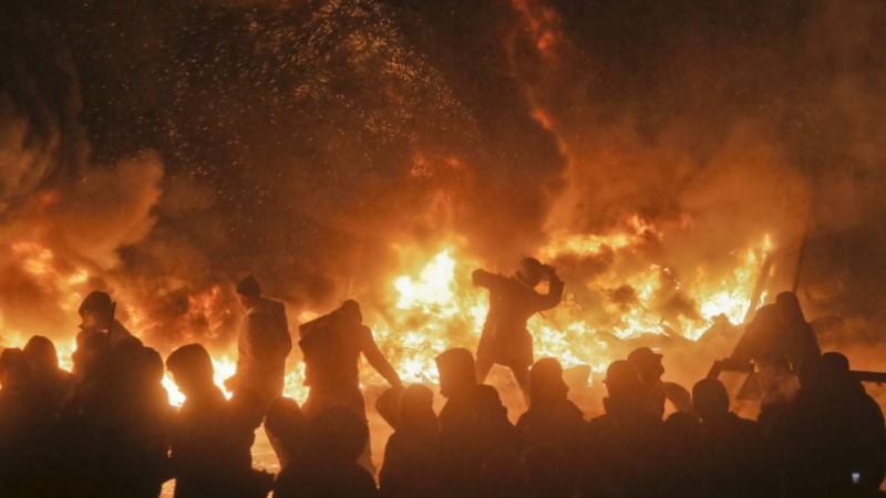 Война по улиците на Киев: Сблъсъците между протестиращи и милиция продължават (НА ЖИВО)
