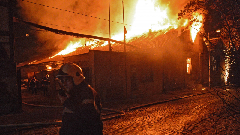 Пожарът в Княжево отцепи хора от къщите им, едва не се стигна до бой!