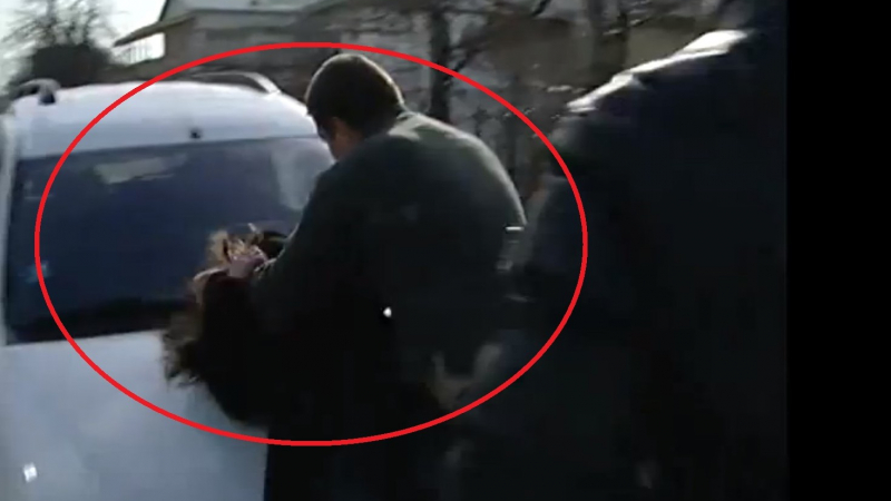 Потресаващо ВИДЕО: Роднини пребиха майка пред камерата на &quot;Съдебен спор&quot;!