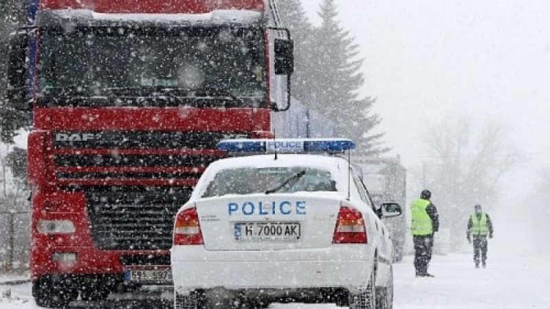 Ром с колело предизвика катастрофа на автобус в поледицата