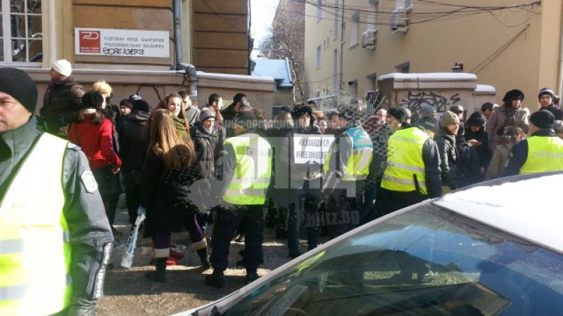 БЛИЦ TV: Полицията струпва сили около Софийския университет