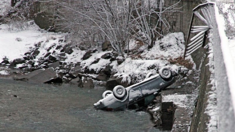 Млада шофьорка и още трима  паднаха в ледена река