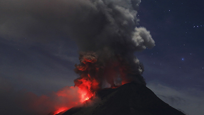 Вижте вулкана, който уби 11 души в Индонезия (СНИМКИ/ВИДЕО 18+)