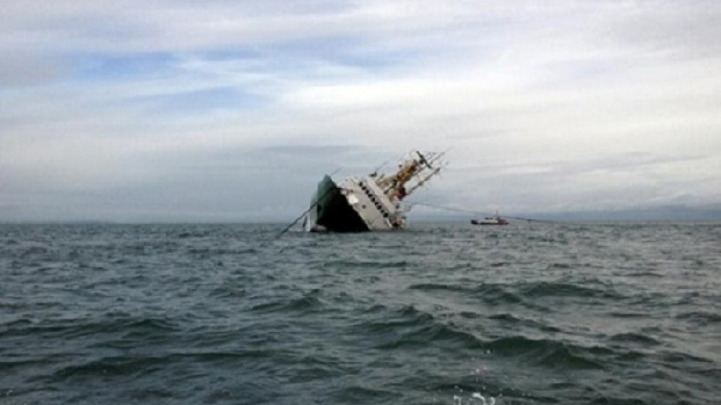 Товарен кораб потъна, 12 загинаха