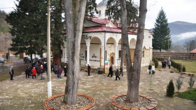 Лопушанският манастир със Стена на благодарността
