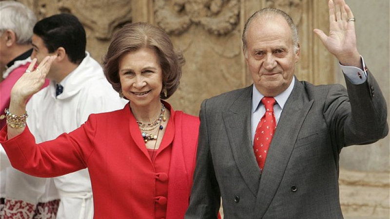 Крал Хуан Карлос даде заплата на кралица си