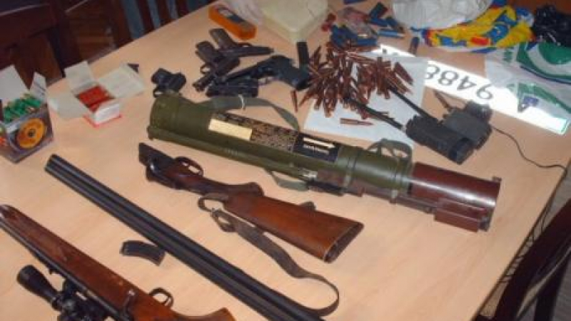 Полицаи откриха боен арсенал в Батак 