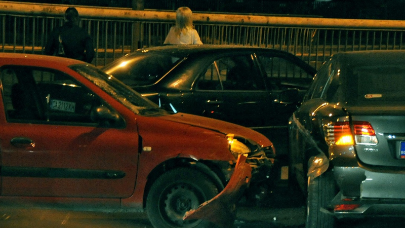 САМО В БЛИЦ: Три коли потрошиха трима в центъра на София