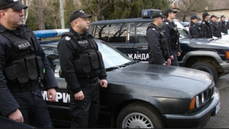 Въоръжени жандармеристи поеха към леговищата на циганските кланове в Бургаско