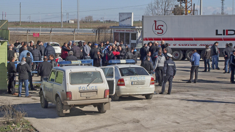 Седем камиона се опитали силово да пробият блокадата на границата
