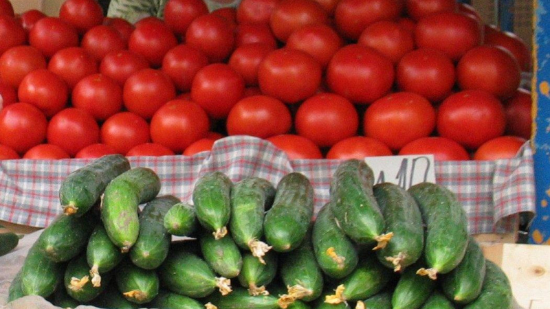 Блокадата на границата оскъпи доматите и краставиците