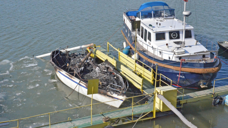 Изгоря яхта на датчанин в Дунав (СНИМКИ)