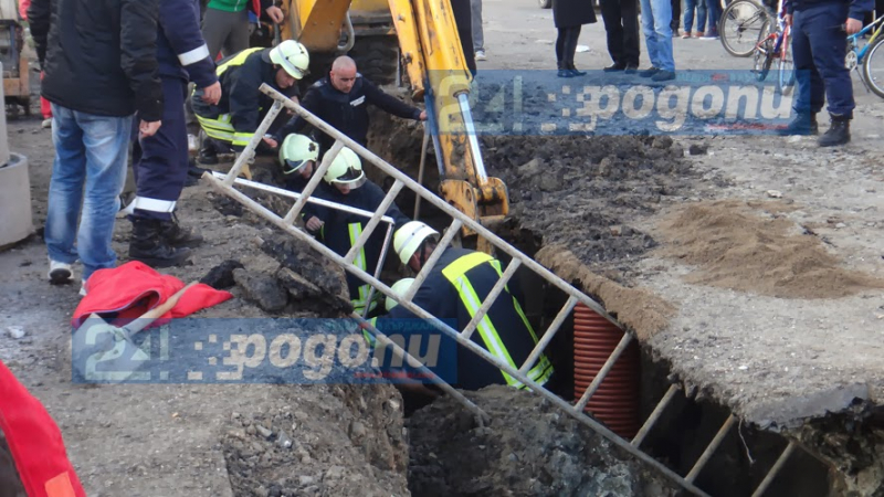 Свличане на земна маса затрупа работник в изкоп