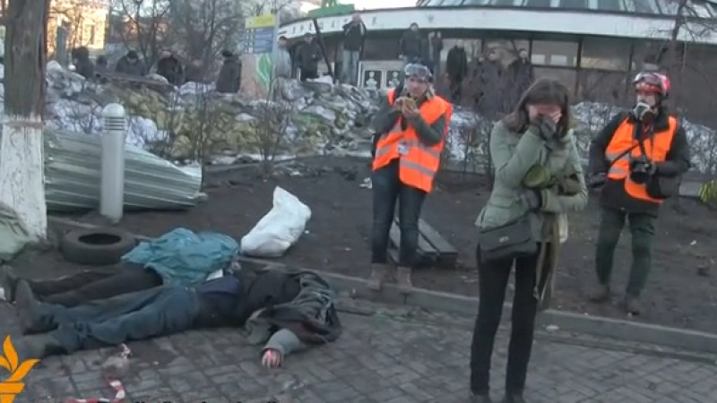 Лидер на протестиращите в Киев пред БЛИЦ: Прибирахме труповете под дулата на автомати (ВИДЕО 18+)