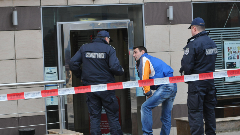 БЛИЦ TV: Бандитите направили на сол вратата на обрания банков клон