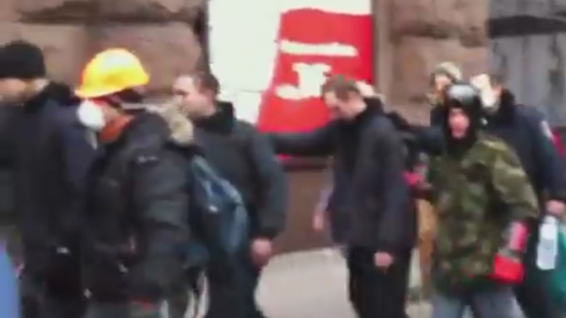 Активисти от &quot;Майдана&quot; плениха 67 от &quot;Беркут&quot; (ВИДЕО)