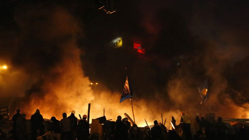 &quot;Примирието“ на Майдана: Взривове и изстрели, блокирани от картечари пътища (НА ЖИВО)