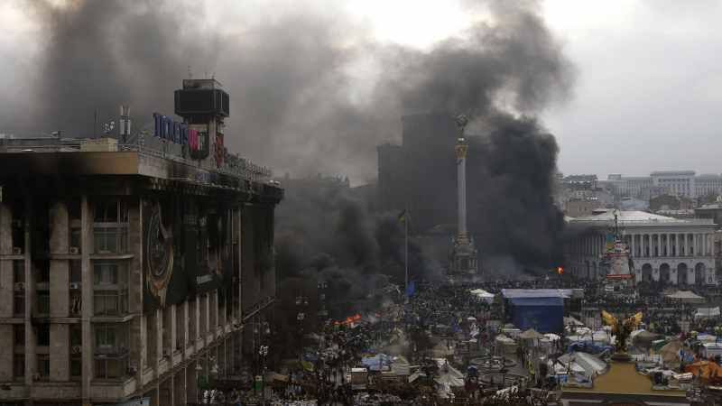Майдана се размърда, протестиращи избутаха „Беркут“ от Паметника на независимостта