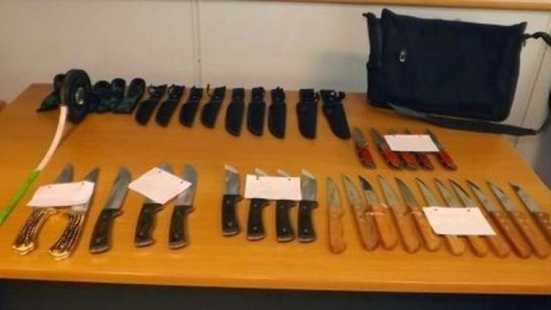 Българин втрещи ченгетата в Комотини с 25 ножа в торбата
