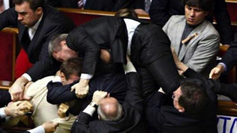 Бой в украинския парламент (СЪБИТИЯТА В УКРАЙНА НА ЖИВО)