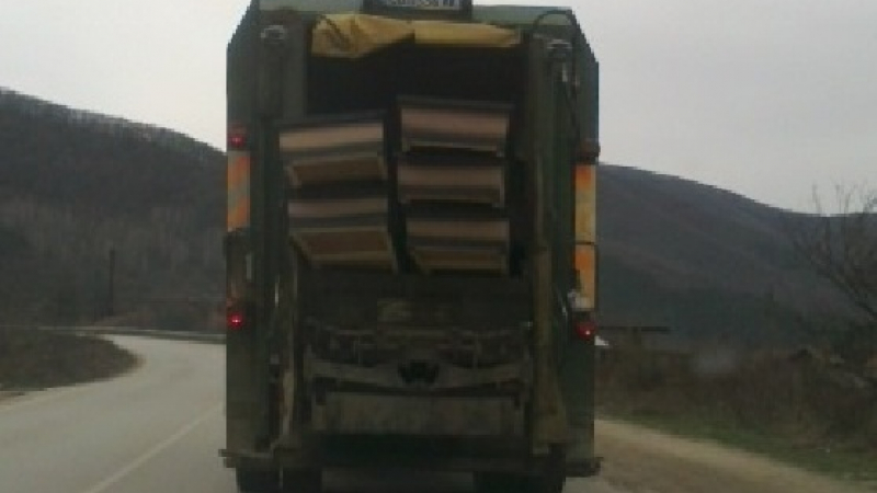 Боклукчийски камион превозва ковчези! (СНИМКА)