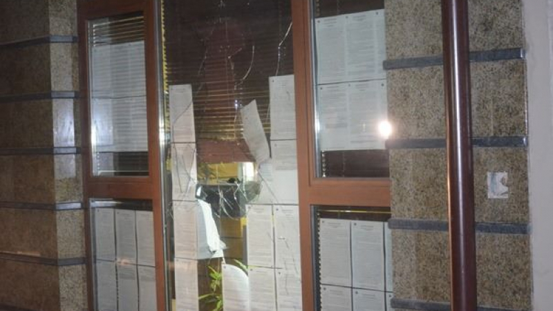 Ето пораженията от бомбата в офиса на Петко Илиев