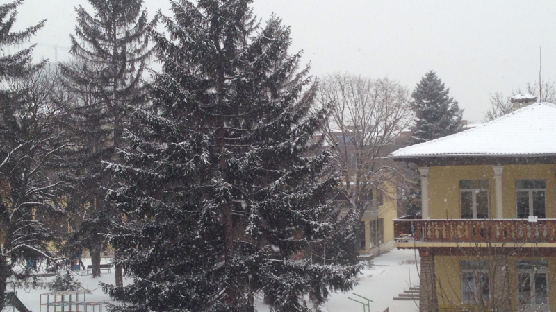Предмартенски снежец прехвърча в София