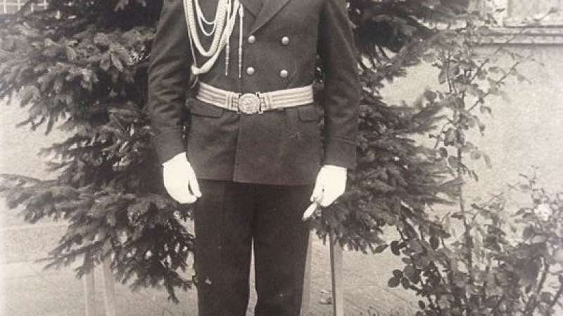 Борисов показа офицерската си кариера в снимки 
